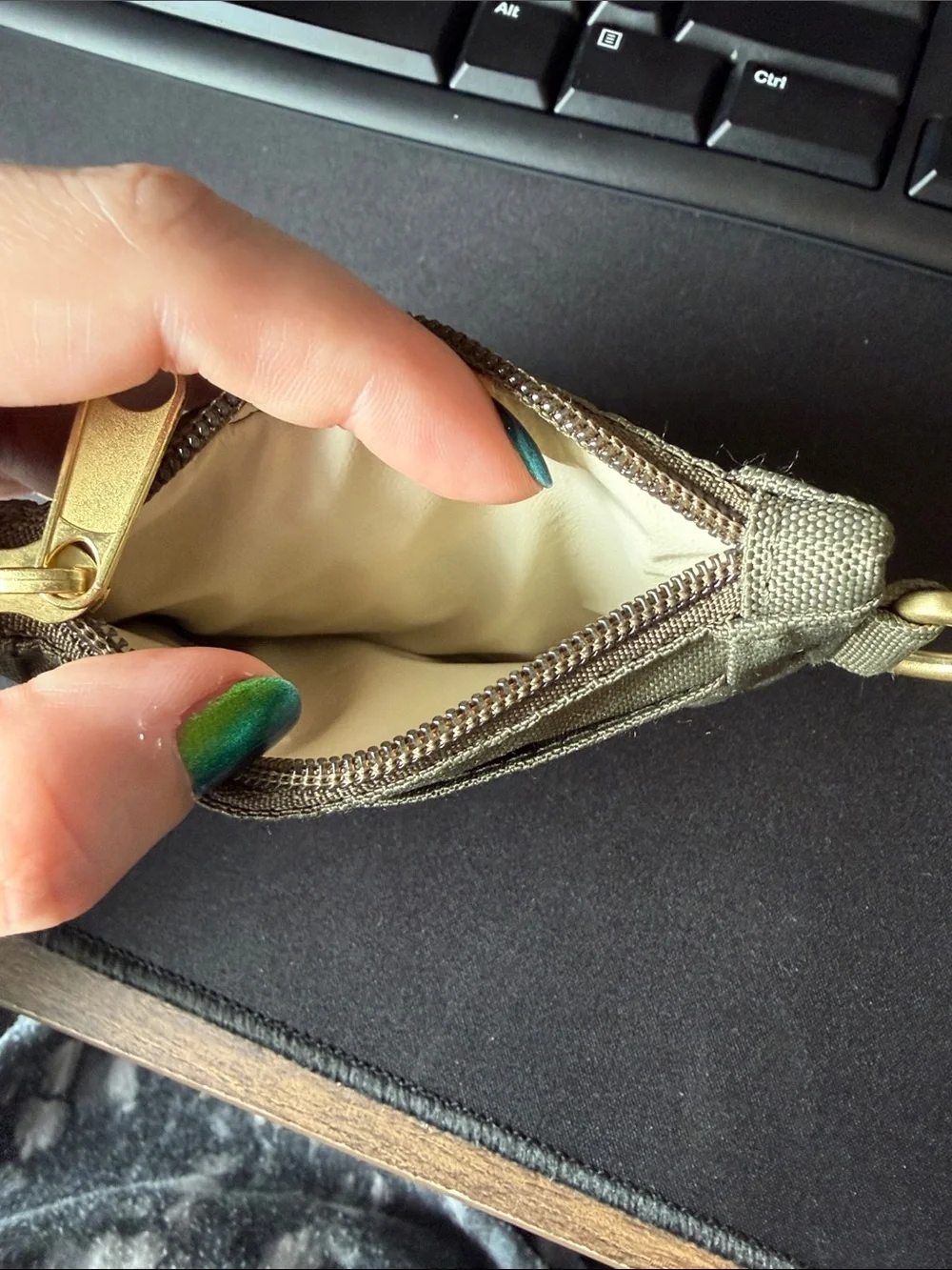Canvelle card holder